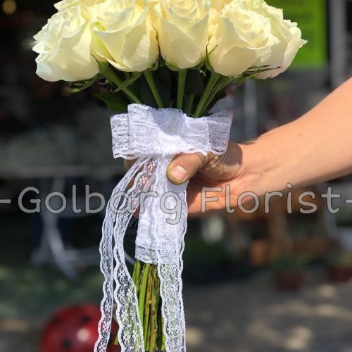 دسته گل عروس رز سفید گلبرگ فلوریست